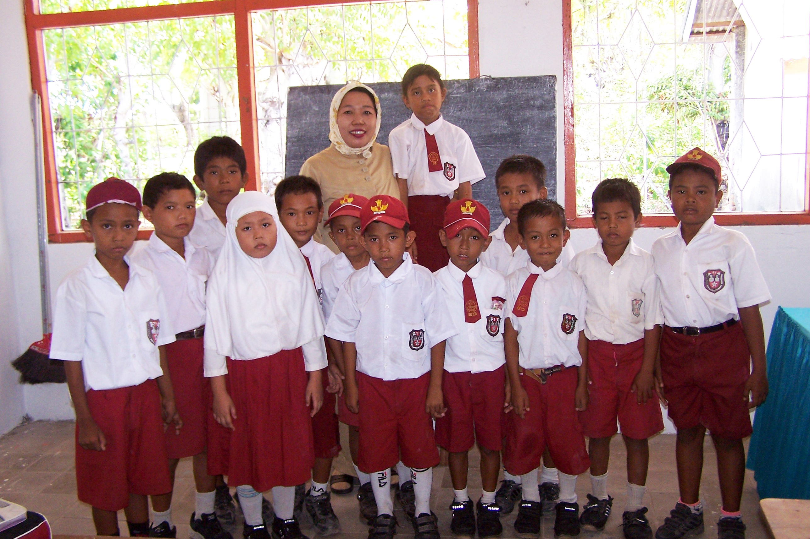 Bira SDN, 2005. Class photo with teacher.